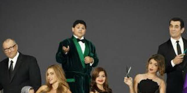 19:31: Modern Family (T5): Ep.1 De repente, el último verano | Comedy Central | 2/18 2026