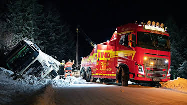12:00 AM: Ice Road Rescue | Nat Geo Wild | 12/24 2025