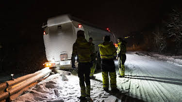 12:00 AM: Ice Road Rescue | Nat Geo Wild | 1/10 2026