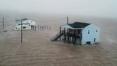 10:00 PM: World's Deadliest Weather: Caught on Camera | Paramount | 12/10 2025