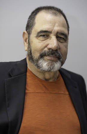 Carlos Cruz as 