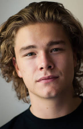 Jonas Hoff Oftebro as 