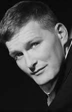 Chance Kelly como Orange Suit Man