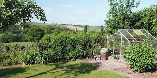 01:30: En plats på landet (S31 E15) (S31) | TV8 | 12/14 2025