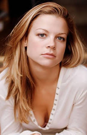 Stephanie Lemelin as 
