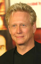 Bruce Davison como General Marks