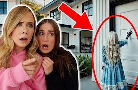 The Besties in Spooky Sleepover: a pocket.watch mishmash: Spooky Knocks at The Besties' Door!