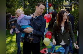 Life in Pieces Season 1: Hair Recital Rainbow Mom