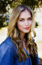 Elizabeth Lail som 
