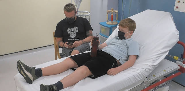 11:05 PM: 24 Hours in A&E | More 4 | 11/4 2025