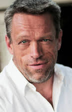 Brian Thompson como 