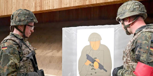 19:40: Re: Heimatschutz - Soldaten aus der Mitte der Gesellschaft | Arte | 11/6 2025