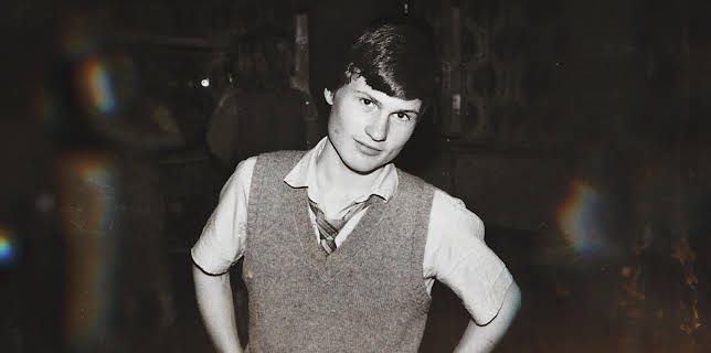 23:30: Petter Stordalen – ikke følg drømmene dine: Gutten fra Porsgrunn | NRK 3 | 12/2 2025