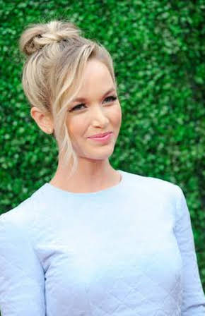 Kelley Jakle as 