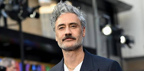 Taika Waititi se burla de su propia película.