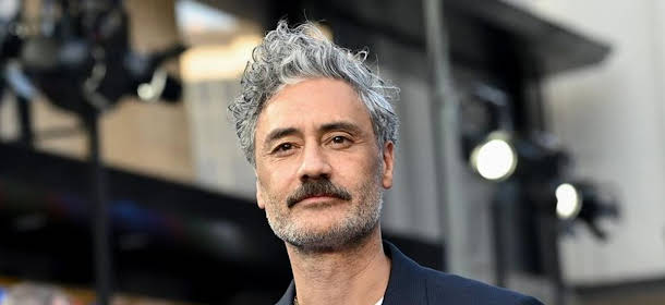 Taika Waititi se burla de su propia película.
