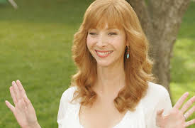 The Comeback: Season 1: Valerie Bonds with the Cast