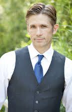 James Henderson als Office Worker