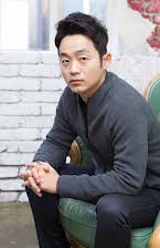 Kim Joon-sung som Director