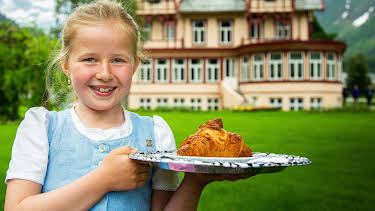 12:45: Bli med heim: Hotellassistenten | NRK Super | 5/2 2026