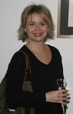 Rebecca Lacey som Thea