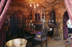 Unike interiør: Middelaldersalen, kjellertoget, neonhuset