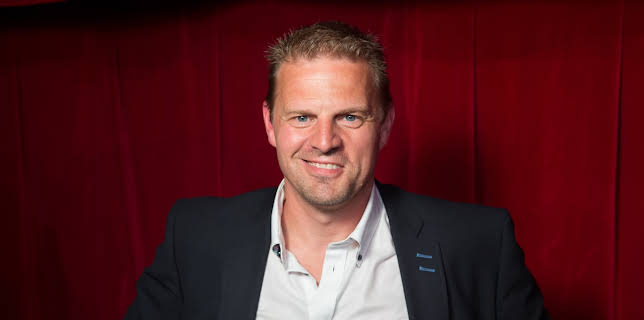 12:00: Sinnasnekker'n (S5 E7) (S5) | FEM | 1/13 2026