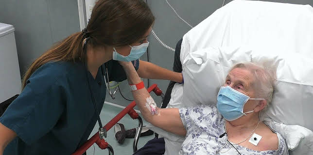 10:00 PM: 24 Hours in A&E | More 4 | 11/4 2025