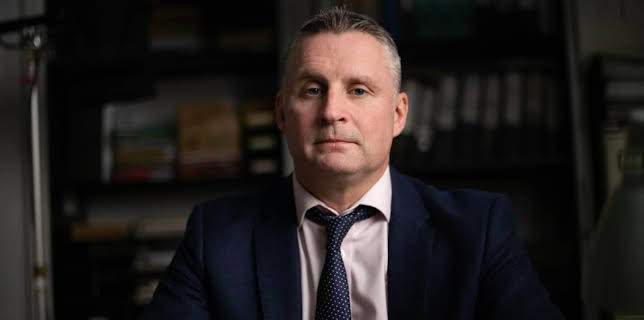 02:20: Liket hos naboen: Hemmeligheten | NRK 3 | 11/10 2025