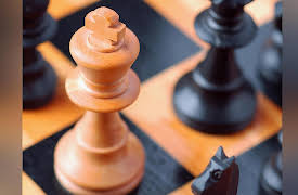 How to Play Chess: Lessons from an International Master: Chess Combinations and Kings in Check