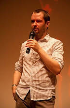 Stuart Hazeldine como Director