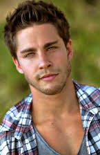 Dean Geyer como 