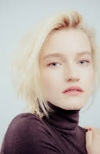 Julia Garner som 