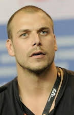 Patrick Hughes som Director