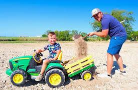 pocket.watch Hudson's Playground Ultimate mishmash: Tractors and Toys with Hudson!