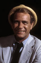 Darren McGavin como 