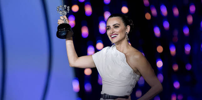 07:51: Espacio M+: Al otro barrio. Pijos en el extrarradio | M. Drama | 1/11 2025