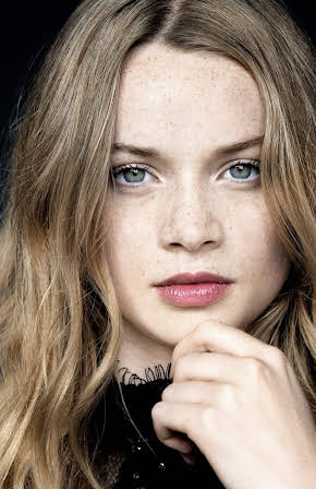 Luna Wedler as 