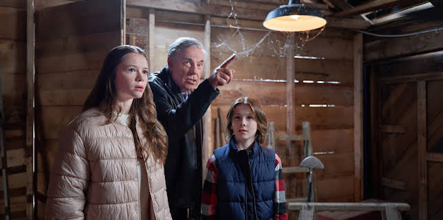 22:20: Mystery on Mistletoe Lane | FEM | 11/13 2025