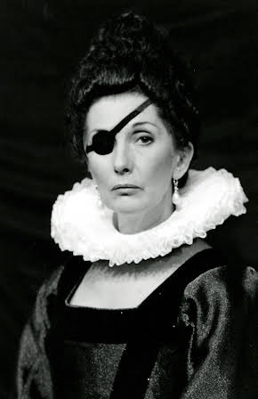 Enriqueta Carballeira as 