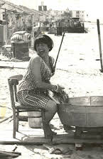 Gila Almagor som Avner's Mother