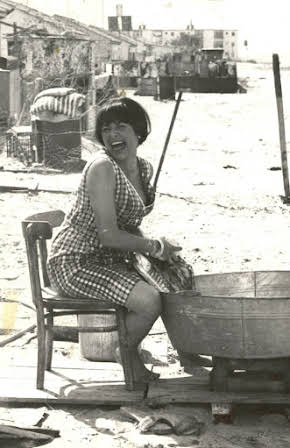 Gila Almagor as Avner's Mother