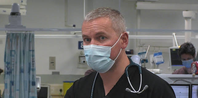 11:05 PM: 24 Hours in A&E | More 4 | 12/3 2025