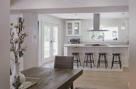 Selling the Big Easy, Season 1: River Home vs. Creek Cottage