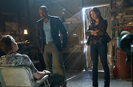 Rosewood: 22. Sesongavslutning - Badges and Bombshells