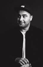 Milad Avaz som Director