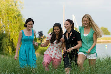 21:00: The Sisterhood of the Travelling Pants 2 | FEM | 5/23 2026