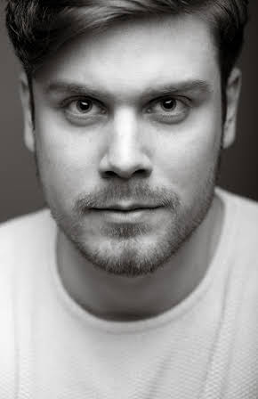 Daniel Hjelm as Tonårskille med vit mössa