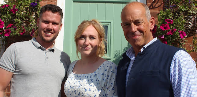 2:55 PM: Kirstie and Phil's Love It or... | 4 Seven | 12/21 2025