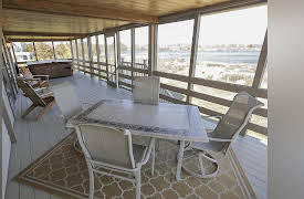 Beach Hunters, Season 1: Narragansett Beach Home Hunt